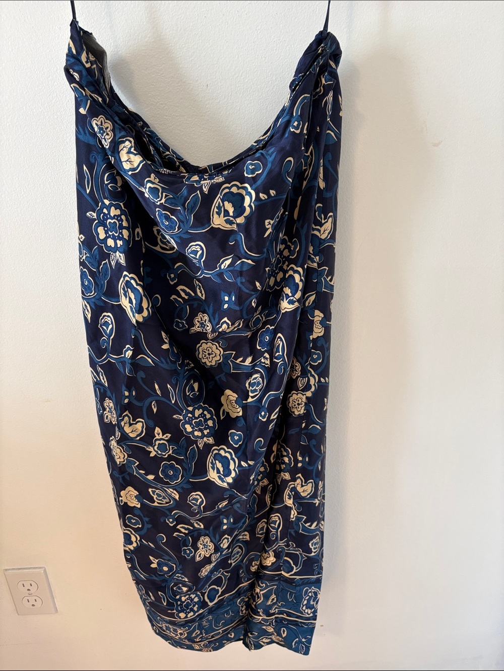 VTG Victoria's Secret 100% Silk Navy and Cream Floral Sarong